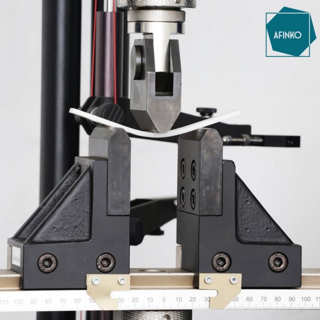 Figura: Ensaio de flexão em andamento.