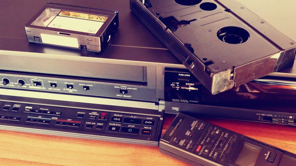 Fita VHS e aparelho de vídeo, produtos confeccionados com plásticos